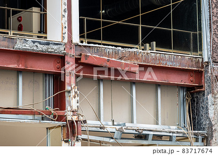 鉄骨造の解体工事　店舗外装材の撤去 83717674