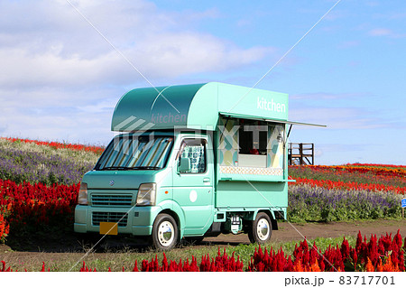 花畑の中の移動販売車 83717701