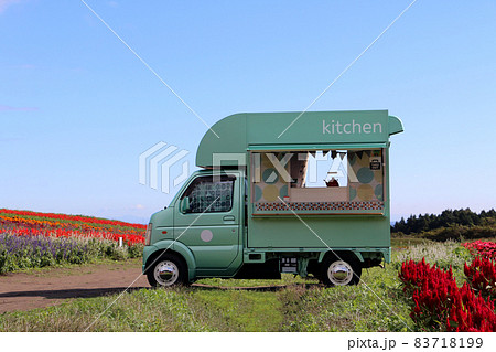 花畑の中の移動販売車 83718199