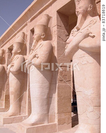 ルクソールのハトシェプト神殿のファラオ石像、エジプト 83718619