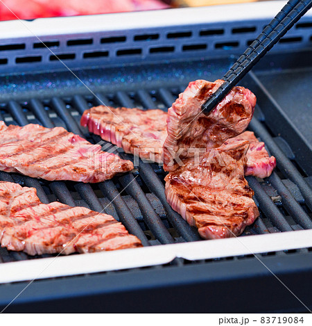 焼肉　グリル　ノースモーク　煙が少ない　【 1人 で 焼肉 の イメージ 】 83719084