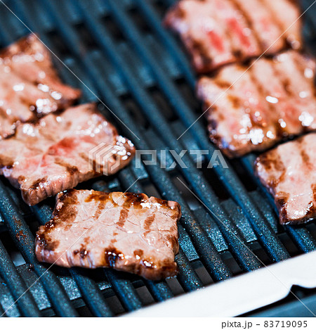 焼肉　グリル　ノースモーク　煙が少ない　【 1人 で 焼肉 の イメージ 】 83719095