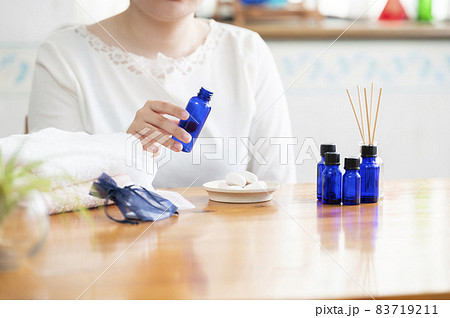 アロマテラピーでリラックスする女性 83719211