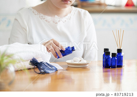 アロマテラピーでリラックスする女性 アロマテラピーでリラックスする女性 83719213