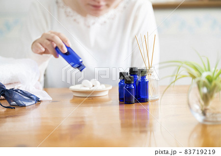 アロマテラピーでリラックスする女性 83719219