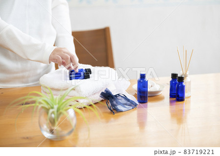 アロマテラピーでリラックスする女性 83719221