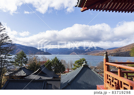 中禅寺の五大堂から屋根越しに見る中禅寺湖／栃木県日光市 83719298