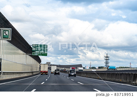 愛知県豊明市　伊勢湾岸道の豊明インターチェンジ付近を走行中のトラックと乗用車 83719951