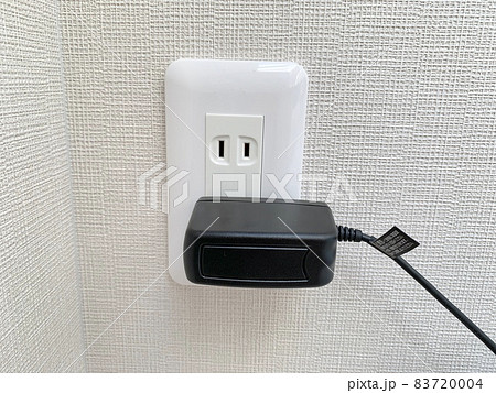 コンセントに挿した充電器　写真素材 83720004