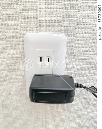 コンセントに挿した充電器　写真素材 83720005