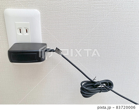 コンセントに挿した充電器　写真素材 83720006