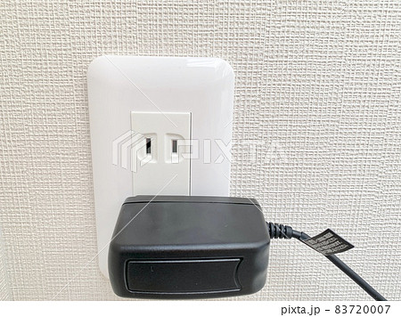 コンセントに挿した充電器　写真素材 83720007