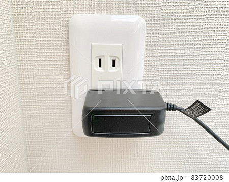 コンセントに挿した充電器　写真素材 83720008