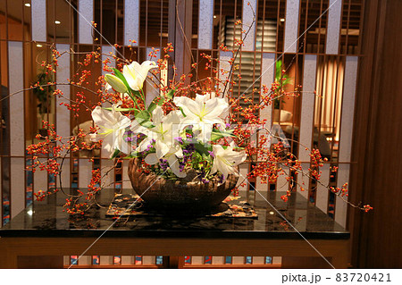 カサブランカのフラワーアレンジメント 83720421