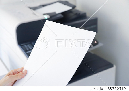 書類　コピー用紙　ビジネスイメージ 83720519