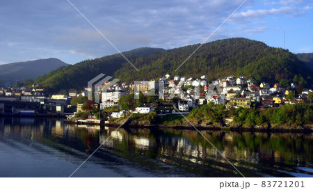 夜明けにクルーズ船でベルゲンの港をめざす，ノルウェー 83721201