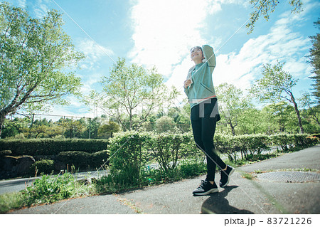 ウォーキングする女性（空） 83721226