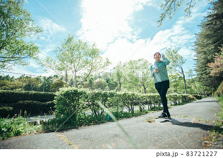 ウォーキングする女性（空） 83721227