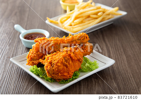 crispy and golden fried chickens 83721610