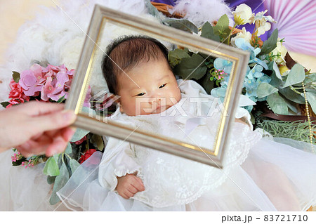 可愛い赤ちゃんのニューボーンフォト 新生児フォトの写真素材