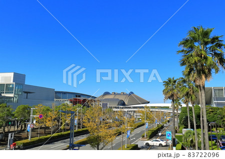 【千葉県】晴天下の幕張メッセ大通り 83722096