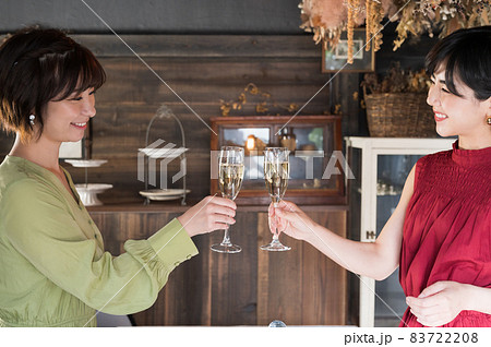 シャンパンで乾杯する二人の女性 撮影協力「洋菓子店 sentiment」 シャンパンで乾杯する二人の女性 撮影協力「洋菓子店 sentiment」 83722208