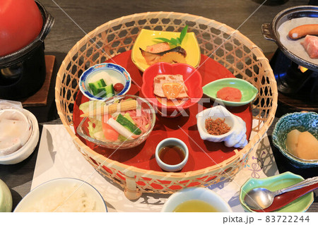色鮮やかに盛り付けされた懐石料理の朝食 83722244
