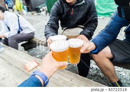 山小屋で仲間と乾杯 山小屋で仲間と乾杯 83722519