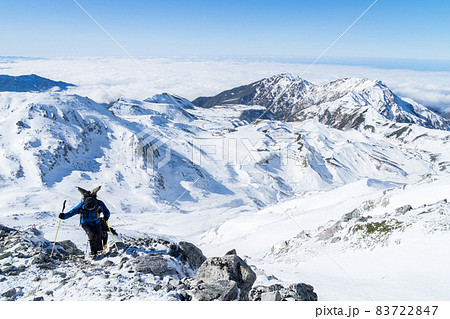 後ろに雲海が広がる立山への登山 後ろに雲海が広がる立山への登山 83722847