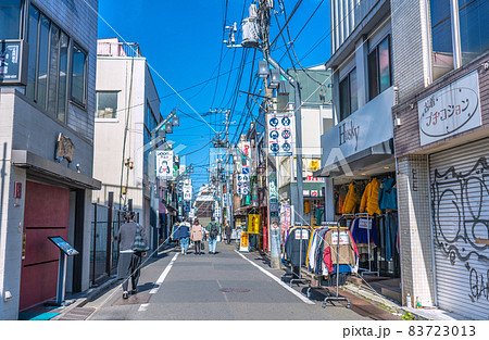 日本の東京都市景観 宣言解除後…若者の街・下北沢の商店街(下北沢一番街)など街並みを望む 日本の東京都市景観 宣言解除後…若者の街・下北沢の商店街(下北沢一番街)など街並みを望む 83723013