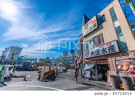 日本の東京都市景観 宣言解除後…若者の街・下北沢の商店街(下北沢一番街)から駅前など街並み望む 日本の東京都市景観 宣言解除後…若者の街・下北沢の商店街(下北沢一番街)から駅前など街並み望む 83723014
