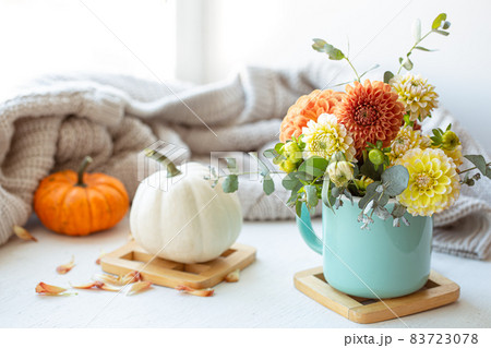 Spring composition with chrysanthemum flowers on a blurred background. 83723078
