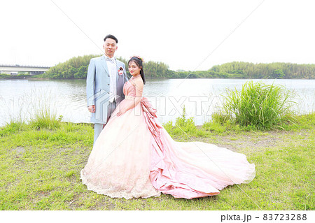 カラードレスとタキシードでフォトウエディング湖ロケーション撮影 83723288
