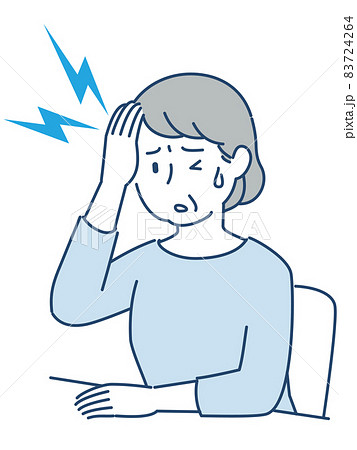 頭が痛いシニア女性 83724264