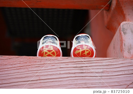 ダルマおみくじを引くイメージ ダルマおみくじを引くイメージ 83725010