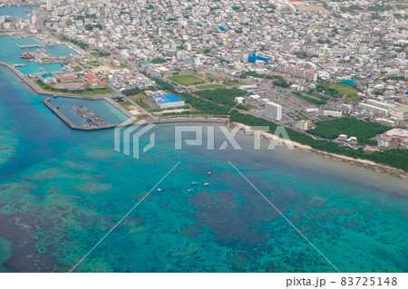 石垣空港着陸前に石垣市街地を空撮 石垣空港着陸前に石垣市街地を空撮 83725148