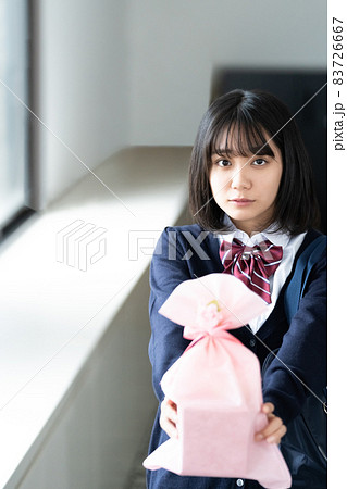 プレゼントを渡す女子高校生 83726667