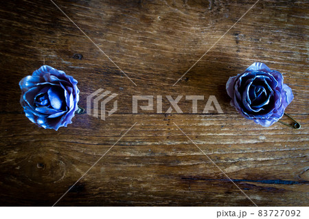 青紫のバラのコサージュとアンティークビンテージ調のレトロな茶色で木目のテーブル 青紫のバラのコサージュとアンティークビンテージ調のレトロな茶色で木目のテーブル 83727092