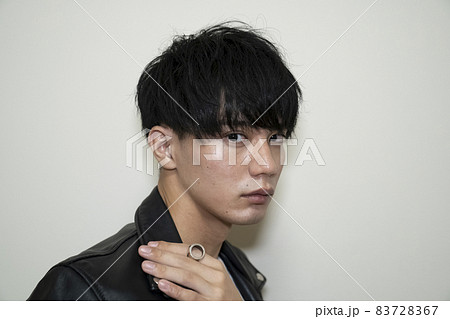かっこいい男性のポートレート かっこいい男性のポートレート 83728367