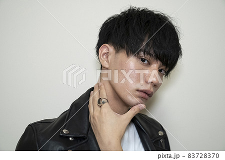 かっこいい男性のポートレート かっこいい男性のポートレート 83728370