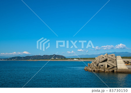 相模湾と消波ブロックと富士山 相模湾と消波ブロックと富士山 83730150