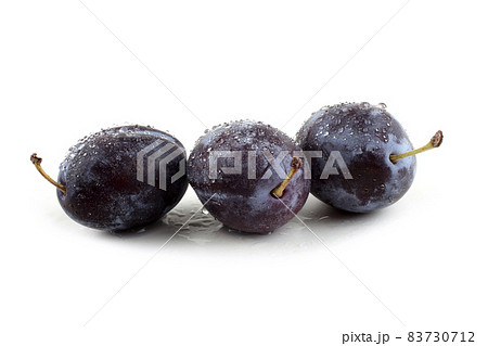 Black plums 83730712