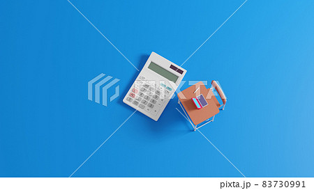 平面上に置かれたミニチュアのスクールデスクと電卓 平面上に置かれたミニチュアのスクールデスクと電卓 83730991
