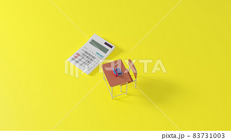 平面上に置かれたミニチュアのスクールデスクと電卓 平面上に置かれたミニチュアのスクールデスクと電卓 83731003