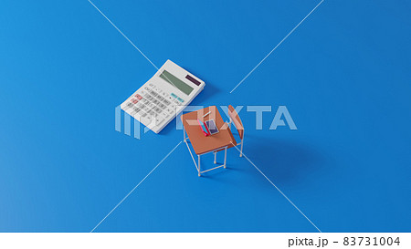 平面上に置かれたミニチュアのスクールデスクと電卓 83731004