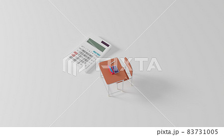 平面上に置かれたミニチュアのスクールデスクと電卓 83731005