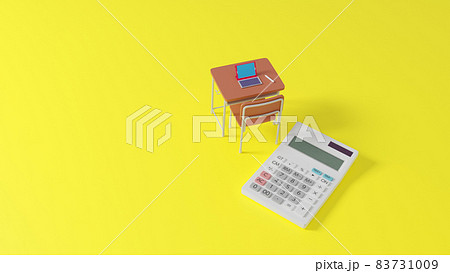 平面上に置かれたミニチュアのスクールデスクと電卓 平面上に置かれたミニチュアのスクールデスクと電卓 83731009