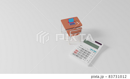 平面上に置かれたミニチュアのスクールデスクと電卓 83731012