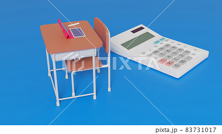 平面上に置かれたミニチュアのスクールデスクと電卓 83731017