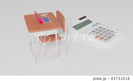 平面上に置かれたミニチュアのスクールデスクと電卓 83731018